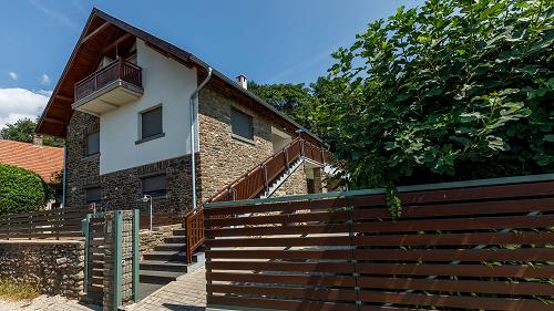 33417 It is a really harmonious, discreet property with a panoramic view of Lake Balaton, in a quiet street of Tihany for sale. 