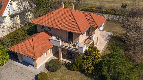 33421 On the northern shoreline of Lake Balaton, in a quiet street, it is a high-quality family house on a spacious plot for sale. 