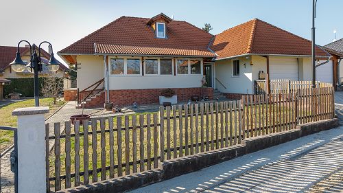 33424 In der ruhigen Nebenstraße von Cserszegtomaj ist das anspruchsvoll gebaute Familienhaus zu verkaufen.