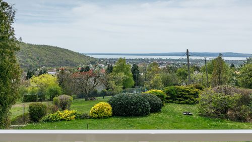 33431 The family house of a high quality is with ever-panorama to the lake Balaton for sale.