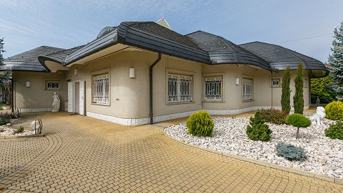 33432 In Maglód it is a beautiful, luxurious family house for sale with a heated swimming pool.
