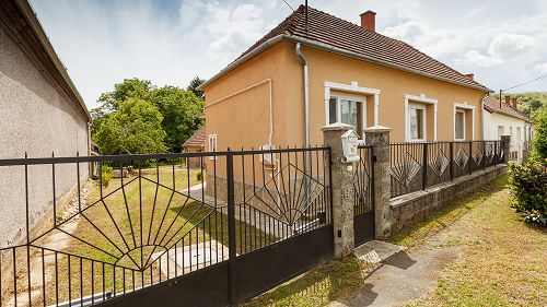 33438 In Zalaapáti it is a nice renovated family house for sale.