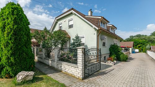 33450 Das anspruchsvolle Familienhaus (300 m2) ist mit dem dazu gehörenden Auto-Werkstatt (300 m2) und mit anderen Garagen zu verkaufen.