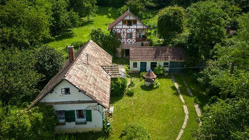 33455 To the attention of buyer who want to hide from the noise of the big city! It is a South Tyrolean-style family house for sale in a quiet, small village.