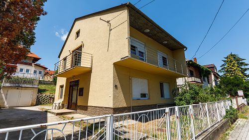 33460 In Hévíz, a few minutes' walk from the city center, it is a family house with 2 separate entrances for sale.
