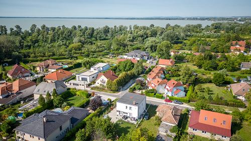 33470 In the lower part of Gyenesdiás, a few minutes away from the lake Balaton, it is a family house of a high quality for sale.