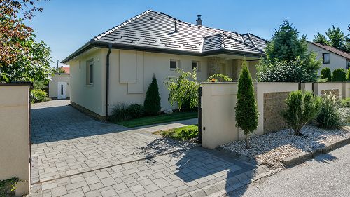 33472 In Gyenesdiás, nur ein paar Minuten Gehweg vom Strand ist das herzliche Familienhaus von ausgezeichneter Qualität, mit familiärer Atmosphäre zu verkaufen.