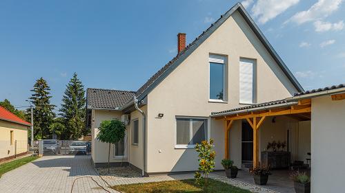 33473 In Balatonszentgyörgy ist das vom Architekt anspruchsvoll geplante Familienhaus mit Möbeln von ausgezeichneter Qualität zu verkaufen. 
Der Preis ist ein Verhandlungspreis!