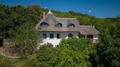 33476 Diese exklusive reetgedeckte Villa ist eines der Objekte auf der Nordseite des Plattensees. Es bietet einen einzigartigen, wunderschönen Blick auf den Balaton.