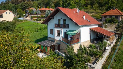 33492 The family house with view to the lake of Zalacsány is for sale.