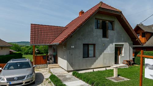 33493 In der Siedlungsgrenze von Gyülevész ist das anspruchsvoll erneuerte Familienhaus zu verkaufen.
Der neue Besitzer hat die Möglichkeit, die äußere Bemalung des Hauses zu beenden und das Dachgeschoss auszubauen.