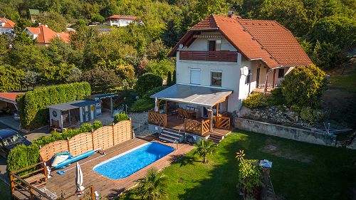 33497 In Cserszegtomaj ist das Familienhaus mit wunderschönem Panorama, weg vom Durchgangsverkehr zu verkaufen.