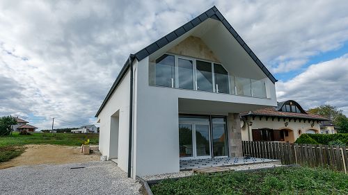 33509 In der ruhigen Straße von Alsópáhok, mit anspruchsvoller Umgebung ist die einzigartige Immobilie mit wunderschönem Panorama, mit unvergleichlichen Innenarchitekt-Lösungen zum Verkauf angeboten.