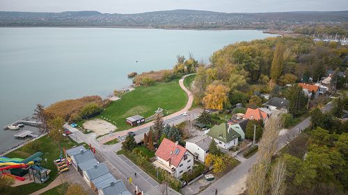 33517 The house is located directly on Lake Balaton with a panoramic view and the beach 50m in front of the terrace.