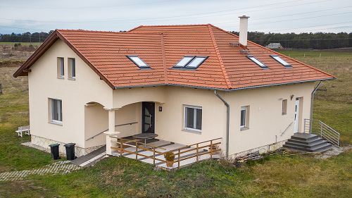 33528 Detached house for sale, built a few years ago, offering many possibilities. The property can be purchased with 26.000 m2 of internal land.