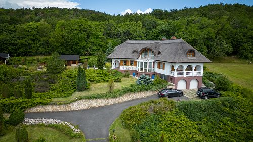 33533 Das Familienhaus mit ewigem Panorama auf den Plattensee ist zu verkaufen.