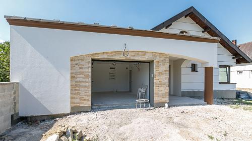 33535 In der ruhigen Straße von Zalacsány ist das moderne Familienhaus zu verkaufen.