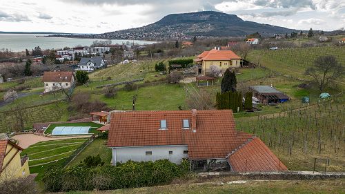 33546 It is a weekend house with a beautiful panorama for sale in the northern part of Lake Balaton. The building should be renovated.