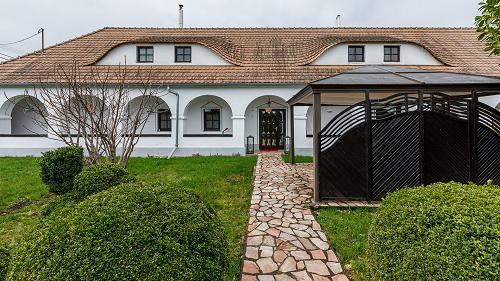 33553 Traditional renovated Hungarian farmhouse with large plot of land.