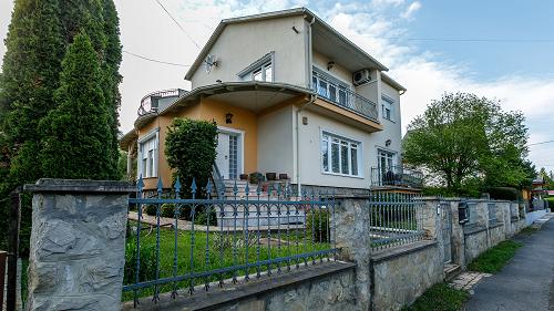 33558 It is a family house for sale in a quiet street near the popular Zalakaros thermal bath. Shops and medical services that meet everyday needs can be reached within a few minutes' walk.