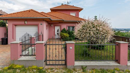 33572 In dem ruhigen Siedlungsteil von Felsőpáhok ist das Familienhaus mit Panorama auf die Stadt Hévíz zu verkaufen.