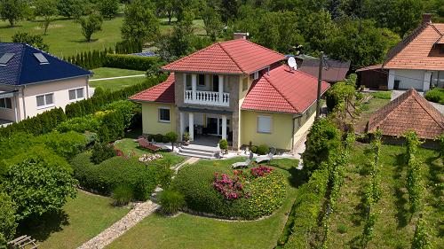 33577 Das ständig gewartete Familienhaus mit einem imposanten Garten, in der Nähe vom Plattensee ist zu verkaufen.