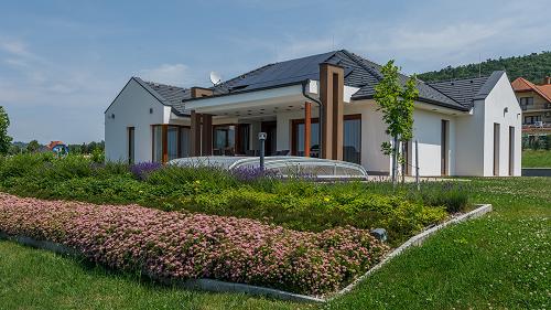 33580 In der Nachbarschaft von schönen Familienhäusern, auf einem Grundstück von 1500 m2 ist das anspruchsvolle, moderne Familienhaus mit Panorama zu verkaufen.