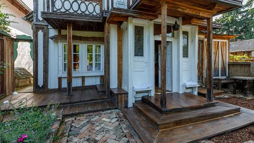 33582 It is a historic family house - located between the castle of Szigliget as a popular tourist attraction and the beach in Szigliget -, from antique building materials for sale.
