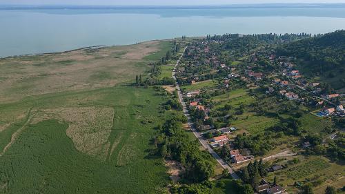 33582 It is a historic family house - located between the castle of Szigliget as a popular tourist attraction and the beach in Szigliget -, from antique building materials for sale.
