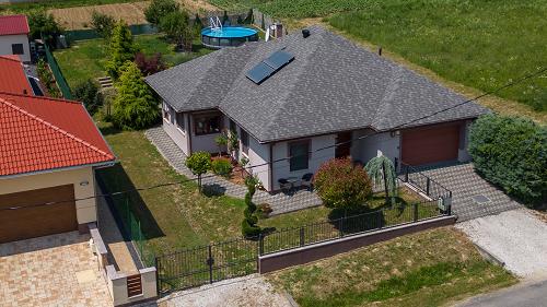 33585 Well-maintained family house. In addition between the gas heating, the property also can be heated with the central heating system (with wood).