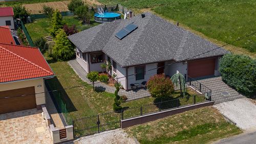 33585 Zum Verkauf ist das ständig gewartete Einfamilienhaus. Neben einer Gasheizung verfügt sich die Immobilie auch über eine Zentralheizung (mit Holz).