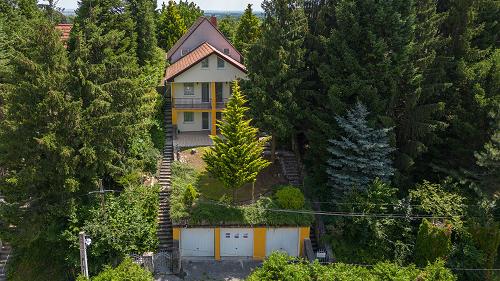 33593 In dem Stadtzentrum von Zalakaros ist das Familienhaus mit 3 Wohneinheiten zu verkaufen. Die Wohnungen können auch separat gekauft werden.