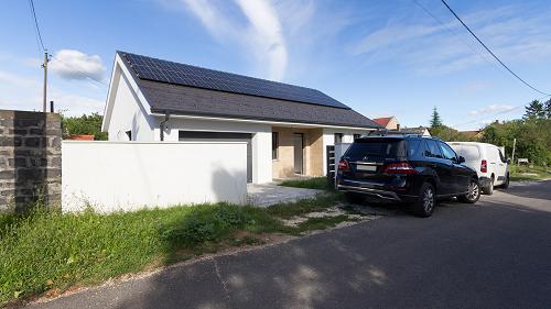 33607 A newly built property of a high quality, on the northern shoreline of Lake Balaton, close to the popular open beach of locals and tourists is for sale. Thanks to the solar panel, the house's energy costs are almost zero.