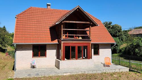 33635 Das im Jahre 2016 komplett erneuerte Familienhaus ist zu verkaufen.
Wir können die Ruhe nur ein paar Kilometer von Hévíz, in einem kleinen und stillen Dorf finden.