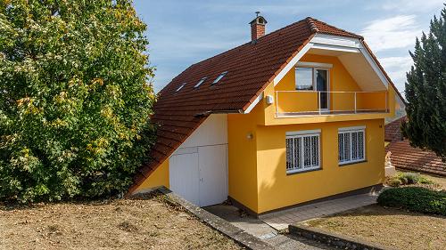 33642 A well-maintained family house is for sale near the lake in Zalacsány.