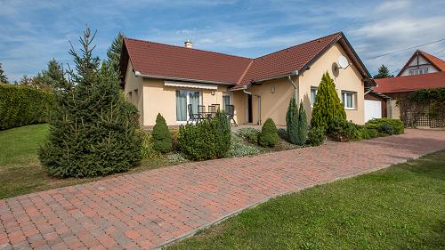 33643 In dem Zentrum von Gyenesdiás ist das regelmäßig gewartetes und in Ordnung gehaltenes Familienhaus zu verkaufen. Der Außenbecken trägt zu der unvergesslichen Relaxation bei.  