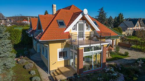 33657 Well-kept house on Lake Balaton with an easy-care garden