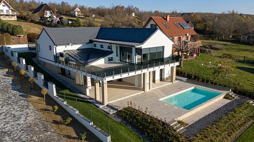 33661 Luxury & smart family house is for sale on a plot of 2200 m only 6 km from Balaton and Hévíz.