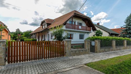 33705 Gemütliches Familienheim in Hévíz mit Schwimmbad und gepflegtem Garten, ausgezeichneten Entspannungsmöglichkeiten und praktischer Raumaufteilung.