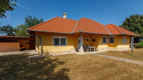 33725 Familienhaus mit zentraler Lage – Panoramablick auf den Balaton