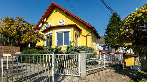 33760 Mit herzlicher Empfehlung möchten wir Ihnen diese beeindruckende Immobilie ans Herz legen. Das Einfamilienhaus verfügt über drei Schlafzimmer, von denen jedes mit einem eingebauten Schrank ausgestattet ist, was für ausreichenden Stauraum sorgt.