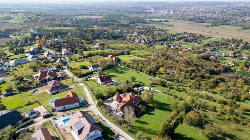 33765 Panoramisches Einfamilienhaus zu verkaufen, mit großem Grundstück und Pool!



