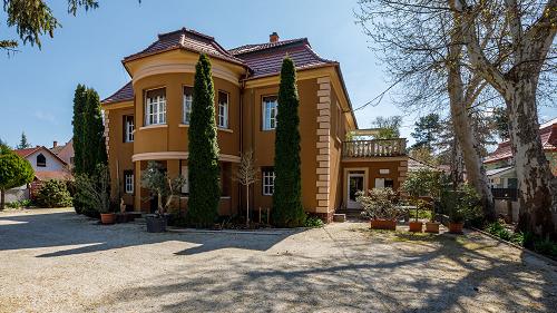 33793 This stunning luxury villa of over 800 m² offers the perfect balance of comfort and elegance.