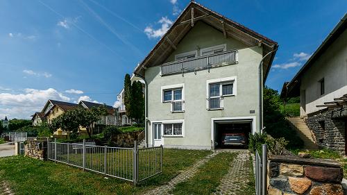 33805 Zum Verkauf steht ein gepflegtes Einfamilienhaus, das sich im bevorzugten Stadtteil Egregy in Hévíz befindet – in einer ruhigen, grünen Umgebung. Das Haus wurde 1996 erbaut und befindet sich in gutem Zustand.