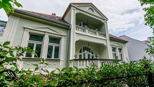 33813 In Keszthely, in der Nähe des wunderschönen Balatonufers, steht eine prächtige, imposante Villa.