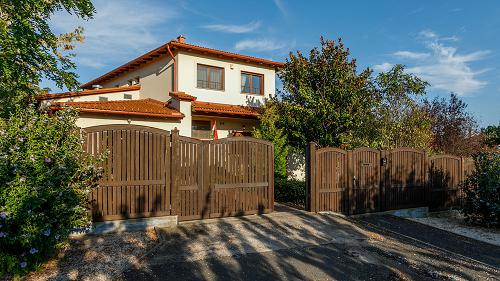 33839 Situated in a quiet street of Vonyarcvashegy, this distinguished villa offers a true haven of peace and relaxation.