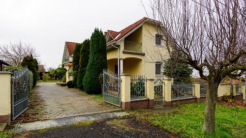 33866 Apartment building with 4 small apartments for rent or multi-family living