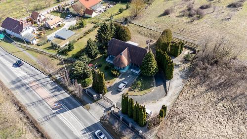 33878 Spacious 4-bedroom family home with garage in Zalacsány, next to a fishing lake. Bright rooms, renovated heating in 2020, close to golf course and Lake Hévíz.