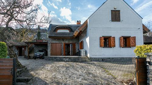 33880 Auf Badacsonys höchstem Punkt: Reetdach-Premiumhaus, 4 SZ, 2 Bäder, 9x4 m Pool, Sauna, Aussichtsturm, Weinberg, ideal als Wohnsitz, Ferienhaus oder Investition.