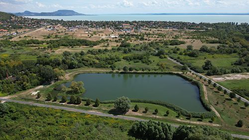 44009 Plot with its own, crystal clear, fresh water lake is for sale, 600 m from the Lake Balaton! The lake is: 22000 m<sup>2</sup>.